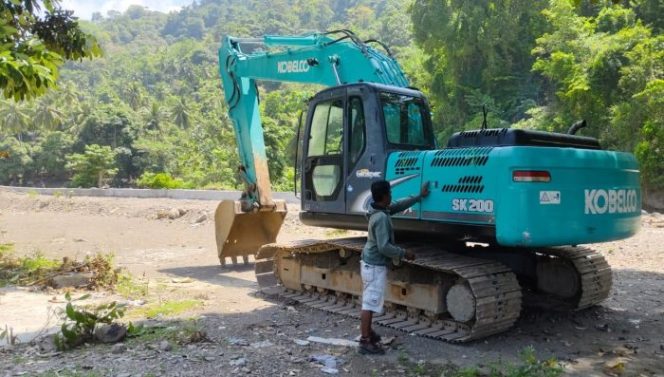 
					Sebuah alat berat diterjunkan untuk memperbaiki talud Baleha yang jebol. Foto: ist 