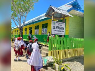 Antusias siswa SD Inpres Bajo, Kepulauan Sula saat pelaksanaan bakti sosial di sekolah. Foto/madingkota.com