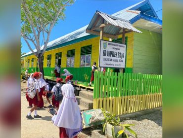 Antusias siswa SD Inpres Bajo, Kepulauan Sula saat pelaksanaan bakti sosial di sekolah. Foto/madingkota.com