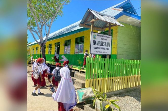 
					Antusias siswa SD Inpres Bajo, Kepulauan Sula saat pelaksanaan bakti sosial di sekolah. Foto/madingkota.com