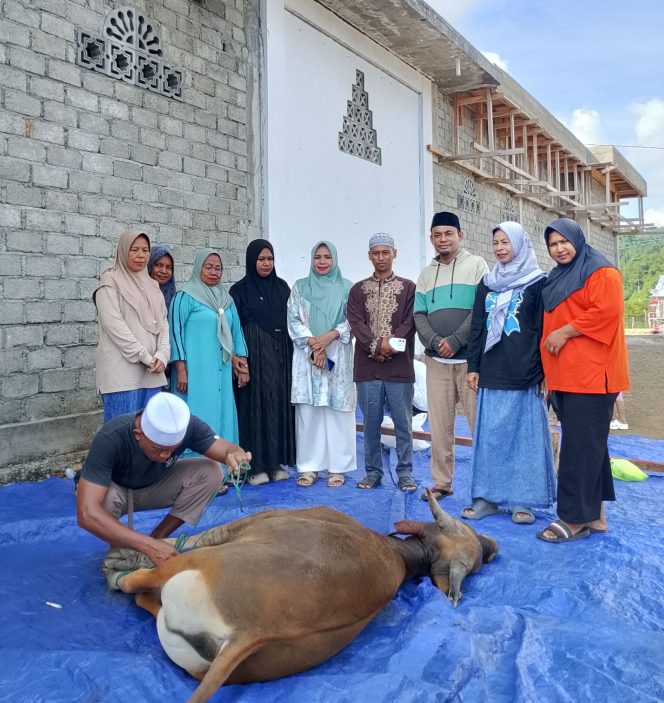 
					Semangat berbagi di Hari Raya Idul Adha 1447 Hijriah ditunjukkan SD Inpres Bajo, Kecamatan Sanana Utara, Kabupaten Kepulauan Sula, dengan menyalurkan satu ekor sapi kurban kepada masyarakat Desa Bajo