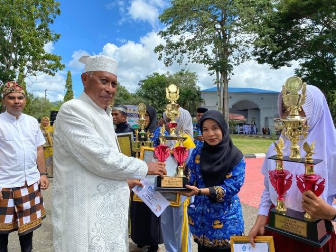 
					Wakil Bupati Sula, M. Saleh Marasabessy saat menyerahkan piala kepada peserta pemenang lomba gerak jalan indah. Foto/madingkota.com