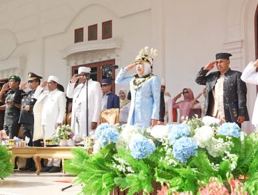 Bupati Kepulauan Sula, Fifian Adeningsi Mus saat menjadi urup pada upacara peringatan Hardiknas 2026. Foto/madingkota.com