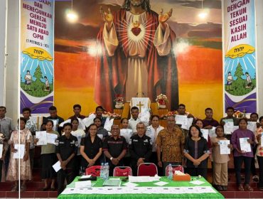 Pose bersama jajaran Disdukcapil Sula dan jemaat Gereja GPM Falabisahaya. Foto/istimewa 