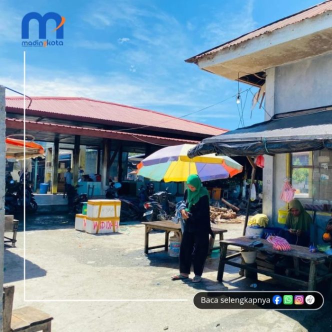 
					Aktivitas pedagang di Pasar Bambu desa Mangon, Sula. Foto/madingkota.com