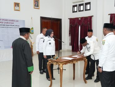 Bupati Fifian Adeningsi Mus saat melantik pejabat eselon III dan IV lingkup pemerintah daerah Kepulauan Sula. Foto/Humas Pemda Kepulauan Sula