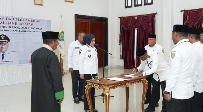 Bupati Fifian Adeningsi Mus saat melantik pejabat eselon III dan IV lingkup pemerintah daerah Kepulauan Sula. Foto/Humas Pemda Kepulauan Sula
