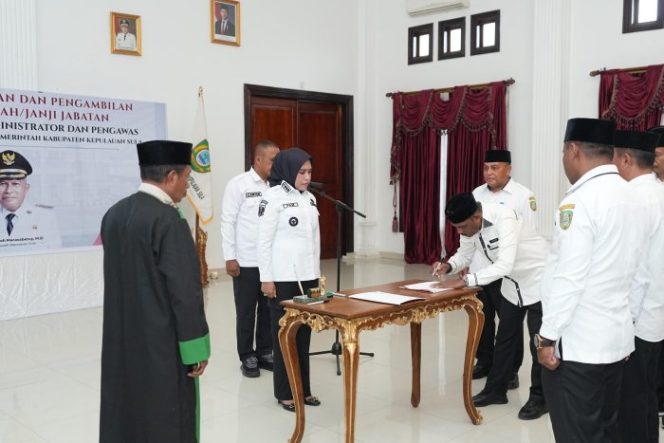 
					Bupati Fifian Adeningsi Mus saat melantik pejabat eselon III dan IV lingkup pemerintah daerah Kepulauan Sula. Foto/Humas Pemda Kepulauan Sula