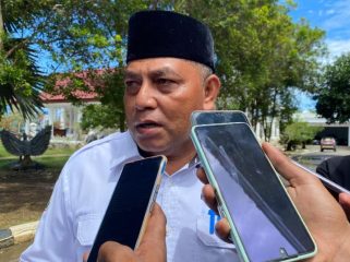 Sekda Kepulauan Sula, Muhlis Soamole saat diwawancarai awak media. Foto/madingkota.com