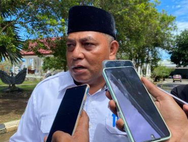 Sekda Kepulauan Sula, Muhlis Soamole saat diwawancarai awak media. Foto/madingkota.com