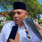 Sekda Kepulauan Sula, Muhlis Soamole saat diwawancarai awak media. Foto/madingkota.com
