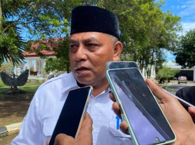
					Sekda Kepulauan Sula, Muhlis Soamole saat diwawancarai awak media. Foto/madingkota.com