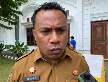Pelaksana Tugas (Plt) Kepala Badan Kesatuan Bangsa dan Politik (Kesbangpol) Kepulauan Sula, Sutomo Teapon. Foto/madingkota.com
