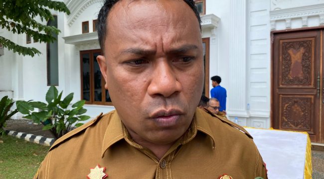 Pelaksana Tugas (Plt) Kepala Badan Kesatuan Bangsa dan Politik (Kesbangpol) Kepulauan Sula, Sutomo Teapon. Foto/madingkota.com