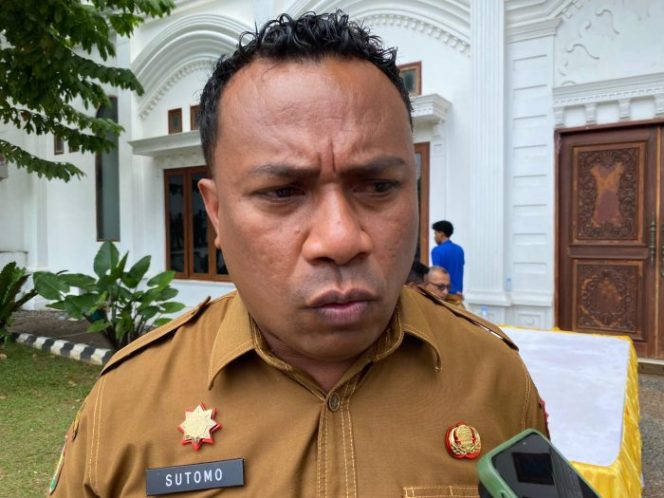 
					Pelaksana Tugas (Plt) Kepala Badan Kesatuan Bangsa dan Politik (Kesbangpol) Kepulauan Sula, Sutomo Teapon. Foto/madingkota.com