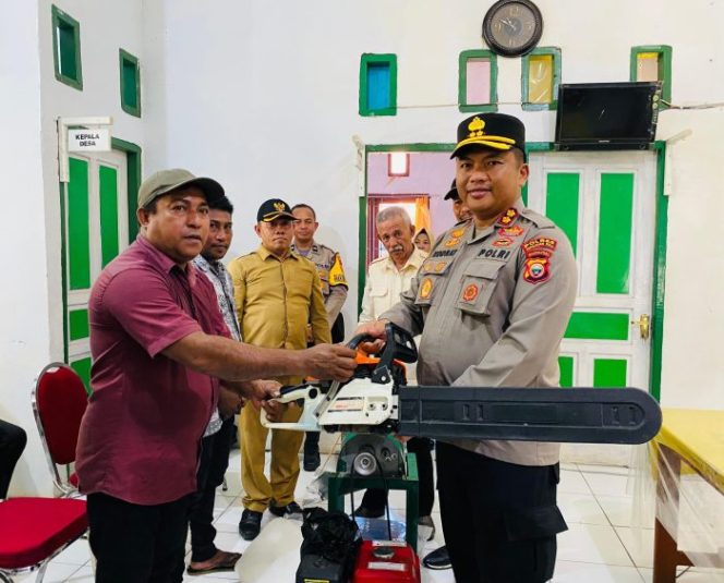 
					Kapolres Kepulauan Sula, AKBP Kodrat Muh Hartanto saat menyerahkan bantuan alat pemotong pohon sagu. Foto/madingkota.com