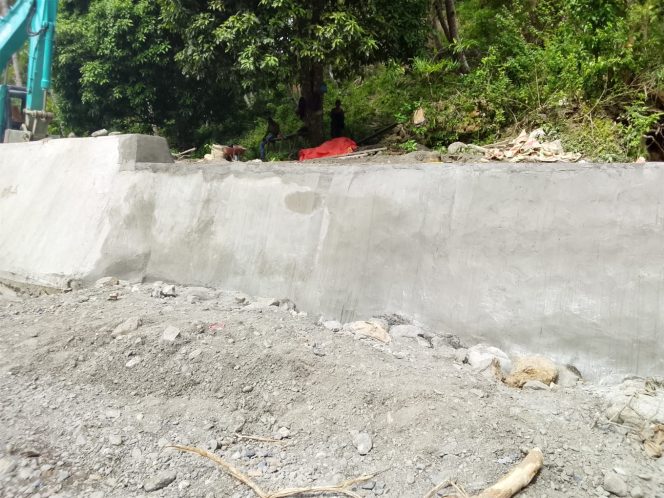 
					Talud penahan banjir desa Baleha, Kecamatan Sulabesi Timur, Kepulauan Sula yang baru selesai diperbaiki. Foto: ist