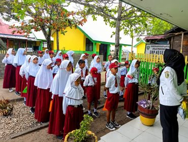 Kepala SD Inpres Bajo, Maryani Manyira memberi arahan kepada siswa saat apel pagi. Foto/madingkota.com