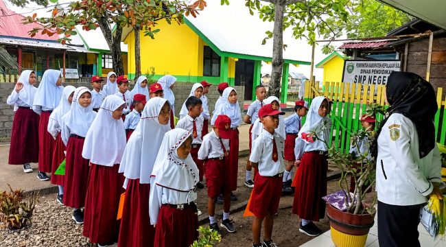 Kepala SD Inpres Bajo, Maryani Manyira memberi arahan kepada siswa saat apel pagi. Foto/madingkota.com