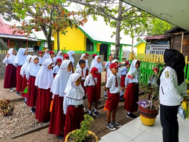 
					Kepala SD Inpres Bajo, Maryani Manyira memberi arahan kepada siswa saat apel pagi. Foto/madingkota.com