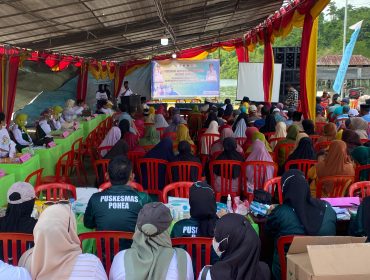 Antuasias warga mengikuti pengobatan gratis di desa Fukweu, Kecamatan Sanana Utara, Kepulauan Sula. Foto/madingkota.com