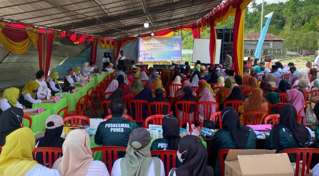 Antuasias warga mengikuti pengobatan gratis di desa Fukweu, Kecamatan Sanana Utara, Kepulauan Sula. Foto/madingkota.com