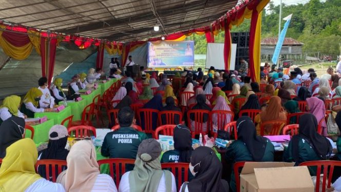
					Antuasias warga mengikuti pengobatan gratis di desa Fukweu, Kecamatan Sanana Utara, Kepulauan Sula. Foto/madingkota.com