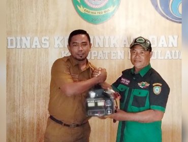 Penyerahan bantuan perangkat radio dan antena suplay kepada pengurus Radio Antar Penduduk Indonesia (RAPI) Kepulauan Sula di Kantor Diskominfo Sula. Foto/istimewa 
