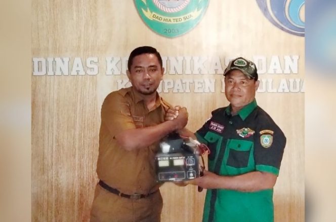 
					Penyerahan bantuan perangkat radio dan antena suplay kepada pengurus Radio Antar Penduduk Indonesia (RAPI) Kepulauan Sula di Kantor Diskominfo Sula. Foto/istimewa 