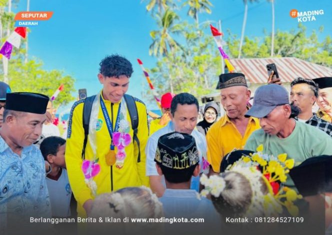 
					Harnudin Silayar bersama Sekretaris Umum KONI Kepulauan Sula saat di jemput oleh masyarakat Desa Naflo Kecamatan Mangoli Timur
