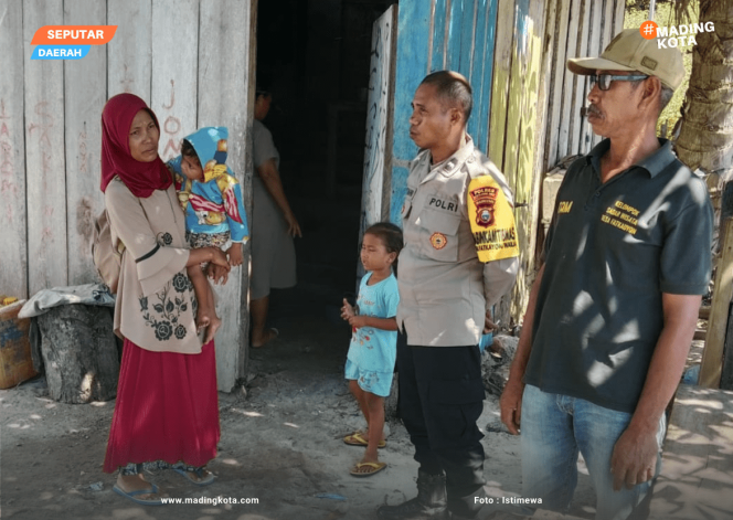 
					Fotoi pihak keluarga saat menerima kabar bahwa operasi pencarian nelayan asal Desa Fatkauyon, Kecamatan Sulabesi Timur, Kabupaten Kepulauan Sula yang hilang telah ditemukan dalam kondisi selamat. Foto / Istimewa
