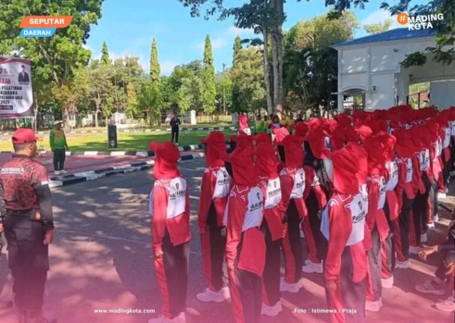 
					Foto Sekretaris Daerah Kabupaten Kepulauan Sula, Muhlis Soamole membuka Pendidikan dan Pelatihan (Diklat) Calon Pasukan Pengibar Bendera Pusaka (Paskibraka) Tahun 2026 di halaman Istana Daerah Dad Hia Ted Sua. ( Doc. Istimewa /Praja)