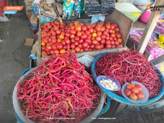 Dokumentasi Bawang ,Rica, Tomat di pasar Tradisional Sanana, Kabupaten Kepulauan Sula, Maluku Utara. Foto : Madingkota.com