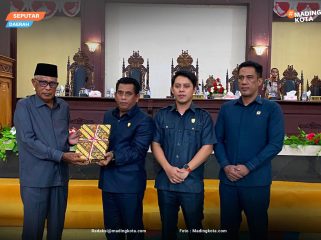 Foto : Penyerahan dokumen KUA -PPAS Tahun 2027 Pemda Sula oleh Wakil Bupati M. Saleh Marasabessy, kepada Ketua DPRD H. Ahkam Gajali. (doc : Madingkota)