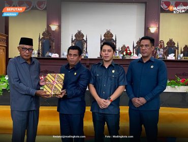 Foto : Penyerahan dokumen KUA -PPAS Tahun 2027 Pemda Sula oleh Wakil Bupati M. Saleh Marasabessy, kepada Ketua DPRD H. Ahkam Gajali. (doc : Madingkota)