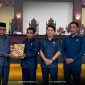Foto : Penyerahan dokumen KUA -PPAS Tahun 2027 Pemda Sula oleh Wakil Bupati M. Saleh Marasabessy, kepada Ketua DPRD H. Ahkam Gajali. (doc : Madingkota)