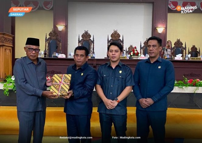 
					Foto : Penyerahan dokumen KUA -PPAS Tahun 2027 Pemda Sula oleh Wakil Bupati M. Saleh Marasabessy, kepada Ketua DPRD H. Ahkam Gajali. (doc : Madingkota)