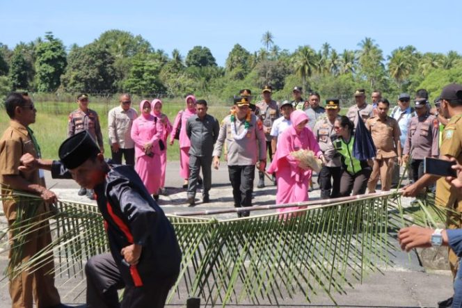 
					Kapolres AKBP Handres bersama istri tiba di Bandara Emalamo Sanana dan disambut dengan prosesi tarian cakalele, baka yab hai, serta pengalungan bunga. (Foto / Istimewa / Humas)