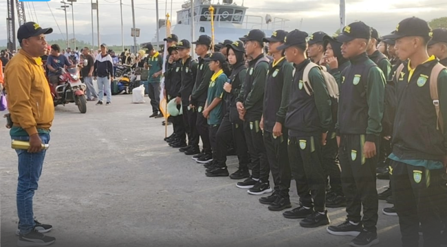 Kontingen POPDA XII 2026 Kabupaten Kepulauan Sula tiba di Pelabuhan Pulau Morotai. (Foto / Istimewa)