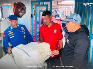 Dokumentasi Sat Polairud Sula mengamankan 48 botol miras tradisional jenis Cap di atas KM Permata Obi