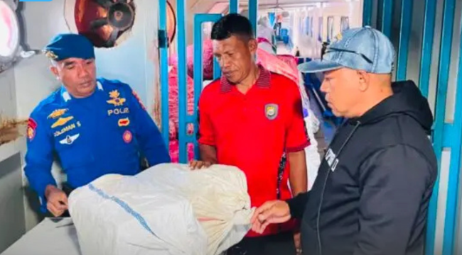 Dokumentasi Sat Polairud Sula mengamankan 48 botol miras tradisional jenis Cap di atas KM Permata Obi