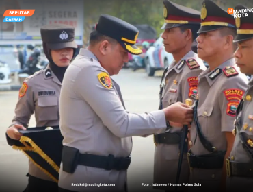 Foto : Kapolres Kabupaten Kepulauan Sula AKBP Handres, S.H., S.I.K., saat melantik tiga PJU Polres Sula. (doc. Istimewa / Humas Polres Sula)