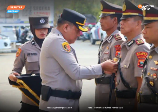 
					Foto : Kapolres Kabupaten Kepulauan Sula AKBP Handres, S.H., S.I.K., saat melantik tiga PJU Polres Sula. (doc. Istimewa / Humas Polres Sula)