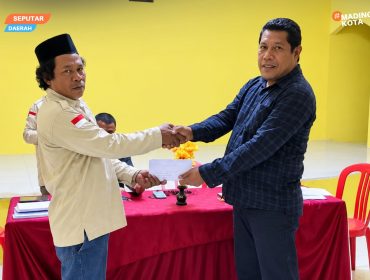 Foto : Kepala Desa Pelita Jaya Irwan Tuara saat menyerahkan insentif. (doc.Ist)