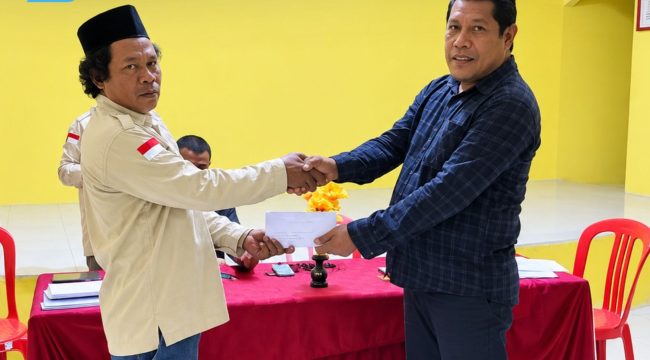 Foto : Kepala Desa Pelita Jaya Irwan Tuara saat menyerahkan insentif. (doc.Ist)