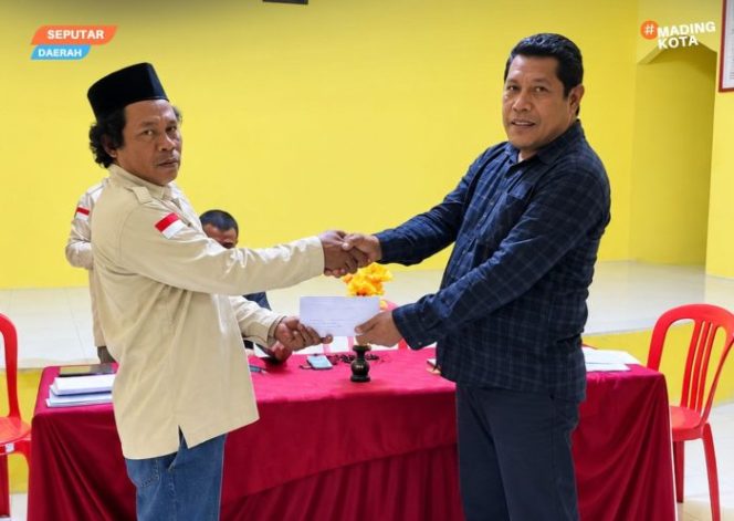 
					Foto : Kepala Desa Pelita Jaya Irwan Tuara saat menyerahkan insentif. (doc.Ist)