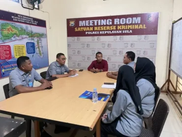 Foto : KBO Sat Reskrim Polres Kepulauan Sula IPDA Djunaidin Usia bersama tim Kementerian Hukum Maluku Utara (doc.ist)