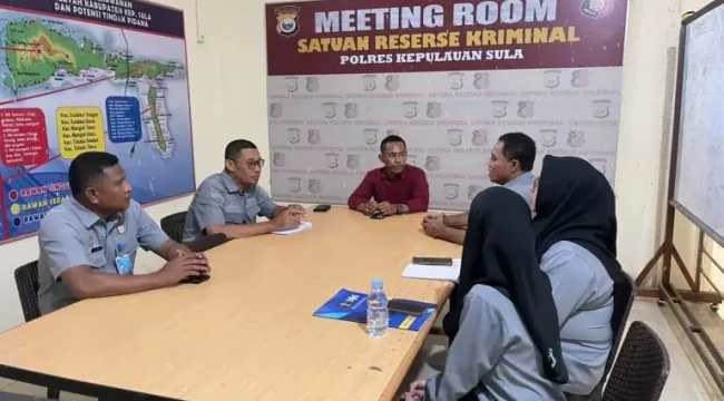 Foto : KBO Sat Reskrim Polres Kepulauan Sula IPDA Djunaidin Usia bersama tim Kementerian Hukum Maluku Utara (doc.ist)