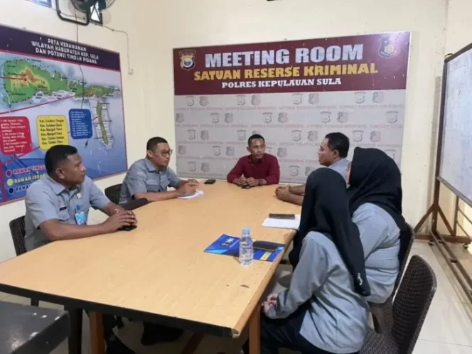 
					Foto : KBO Sat Reskrim Polres Kepulauan Sula IPDA Djunaidin Usia bersama tim Kementerian Hukum Maluku Utara (doc.ist)