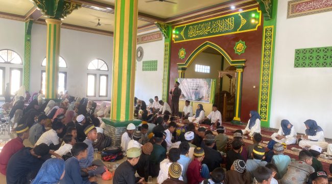 Foto : Suasana perayaan maulid Nabi Muhammad SAW di Masjid Hablumminaalla Desa Bajo. (doc.alam)